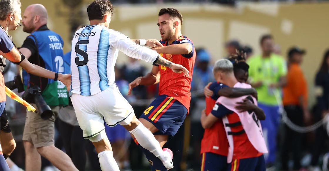 Leandro Paredes grabs Eric Garcia by the neck and pushes him (Photo by CHARLY TRIBALLEAU/AFP)