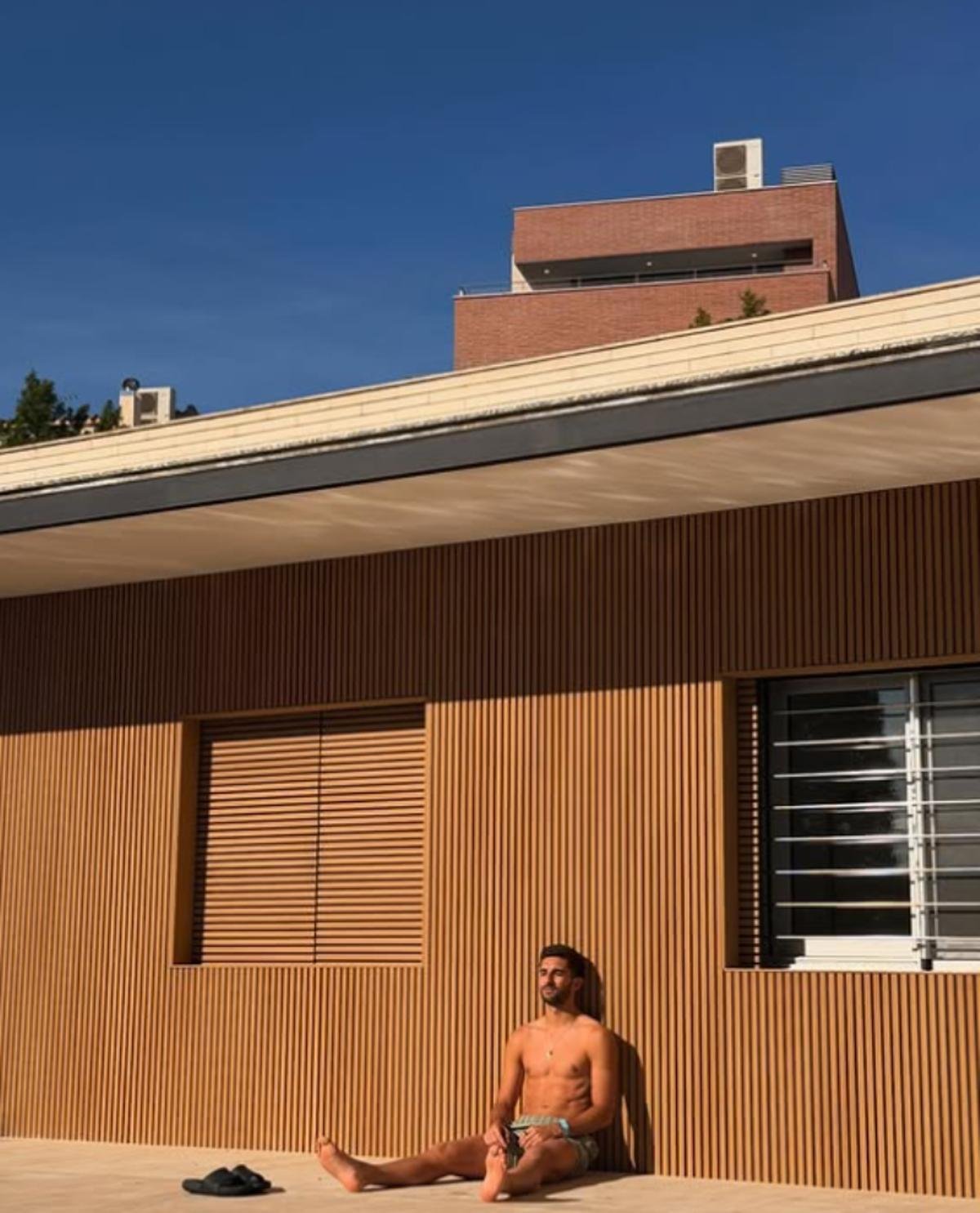 We entered the home of Ferran Torres (26 years old) in Gava: a very luxurious Mediterranean-style chalet and a gated pool (in the water) 14 Ferran Torres lives in a very luxurious house twenty minutes from Barcelona.