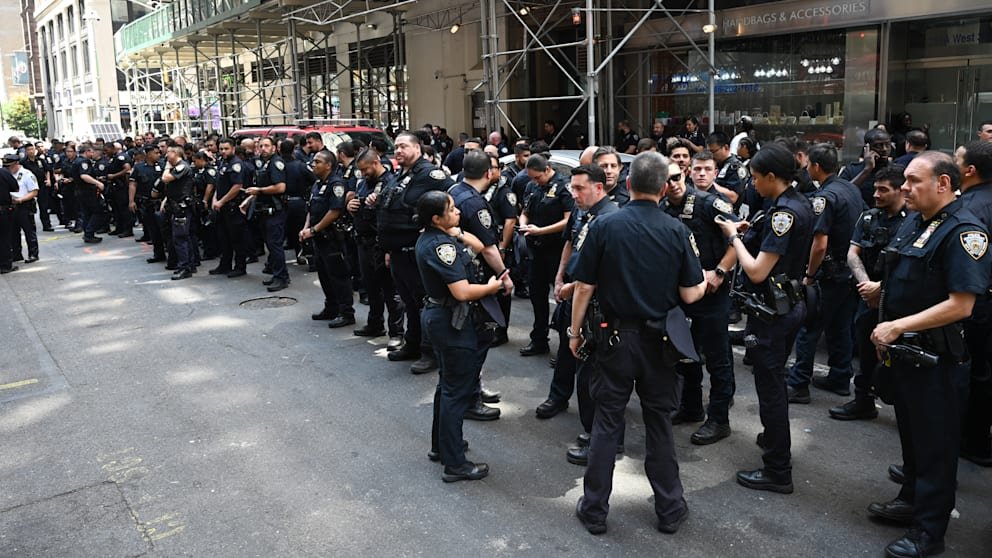 Wedding! Taylor Swift and Travis Kelce make Manhattan a no-go zone | Entertainment 20 Mega police presence just for Taylor and Travis