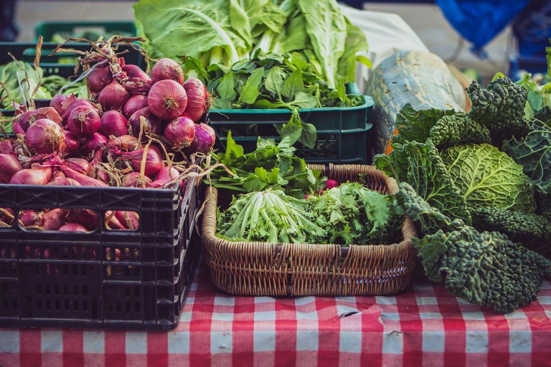 What foods are safe to eat and what to avoid as cyclosporiasis outbreak grows 12 Whole fruits and vegetables, including leafy greens, should not be avoided completely, as they are still an important part of a healthy diet.
