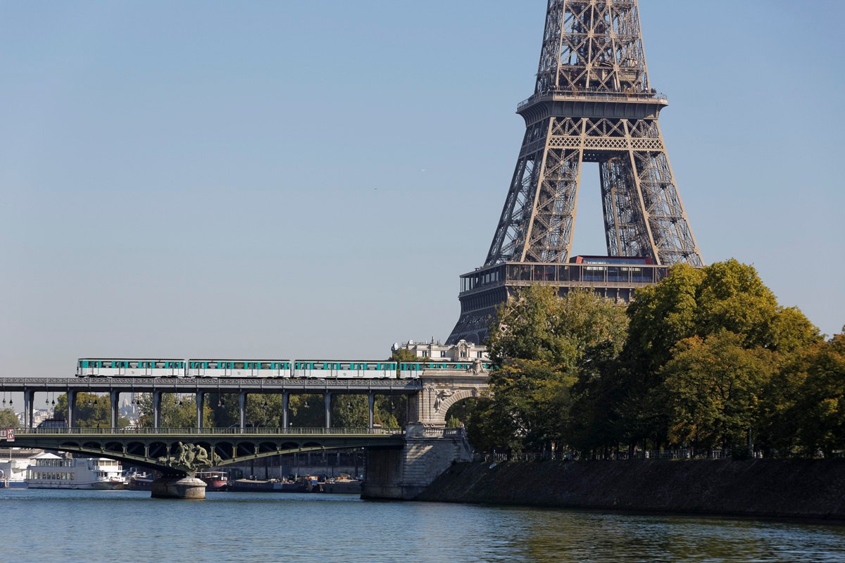 The air metro crosses the Seine on the Bir Hakeim bridge.