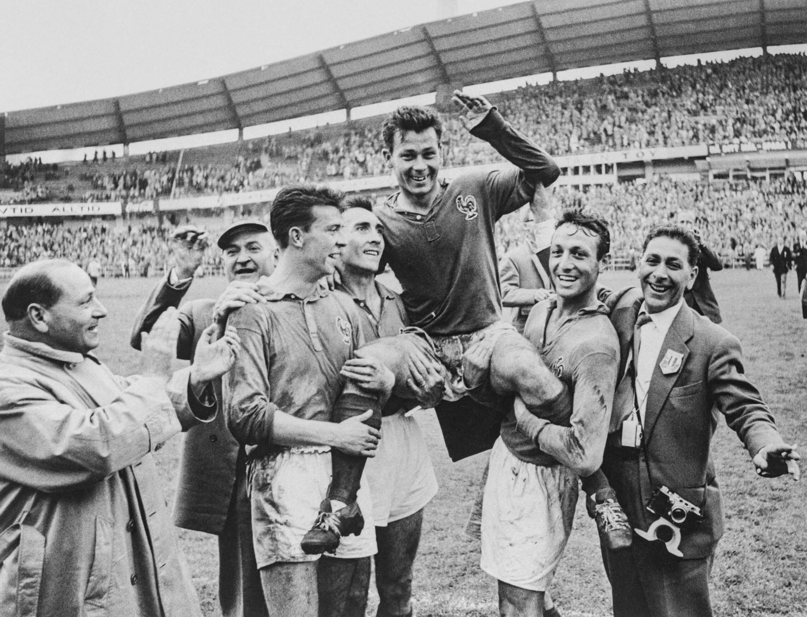 Why is there a World Cup third place play-off between England and France? 12 Former France star Juste Fontaine is held aloft by his teammates at the 1958 World Cup.