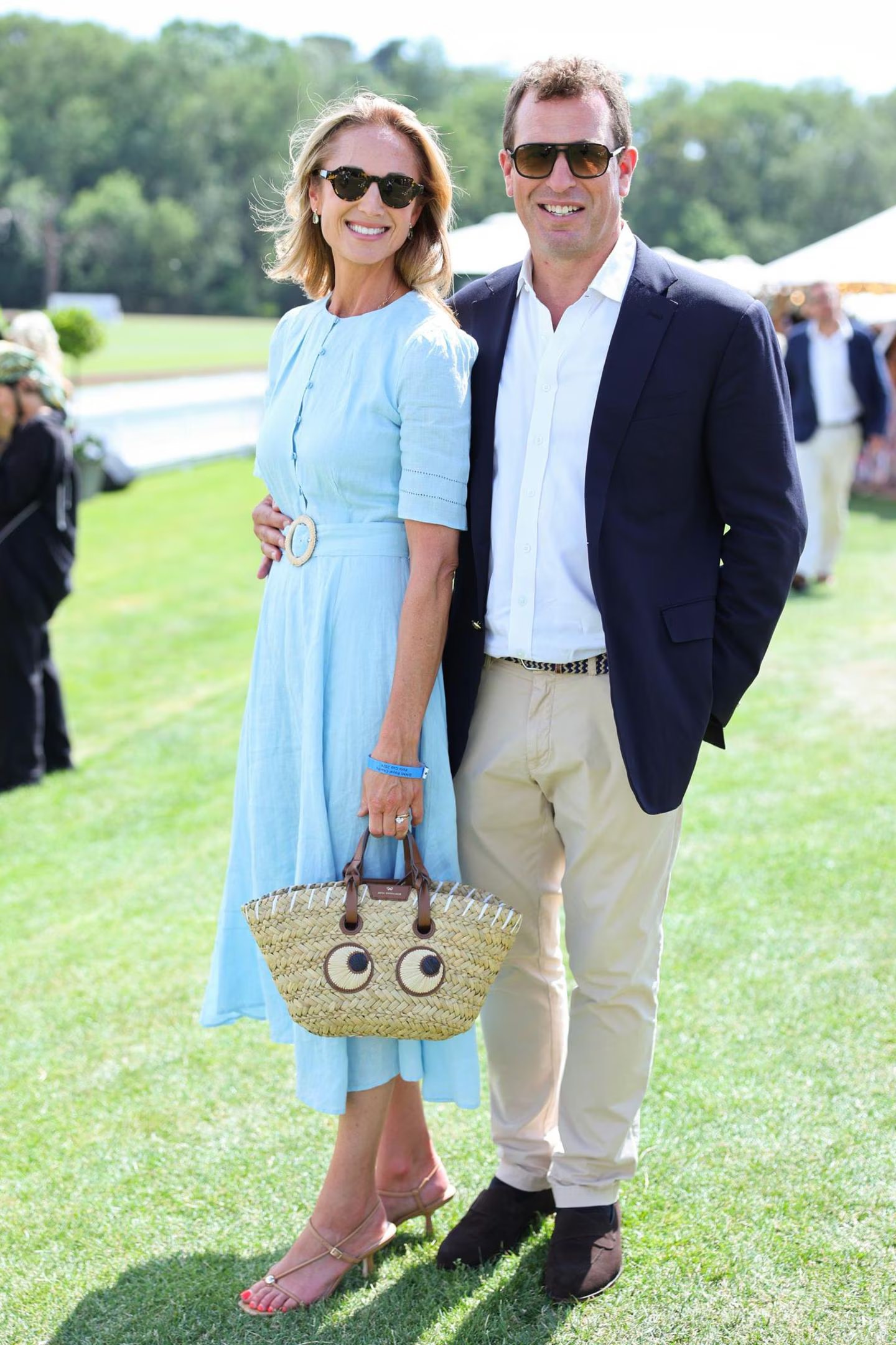 Wimbledon: Will Harriet Phillips knock the Princess of Wales off her fashion throne? 11 After her marriage to Peter Phillips, Harriet Phillips increasingly attracted public attention, especially with repeated praise for her style. There are already rumors in the fashion world about whether Princess Anne's daughter-in-law will be able to seriously compete with the Princess of Wales in the future. In recent years, public interest has focused primarily on Kate's appearance. But Harriet's appearance at Wimbledon in a baby blue dress paired with an unconventional bag should speak for itself.