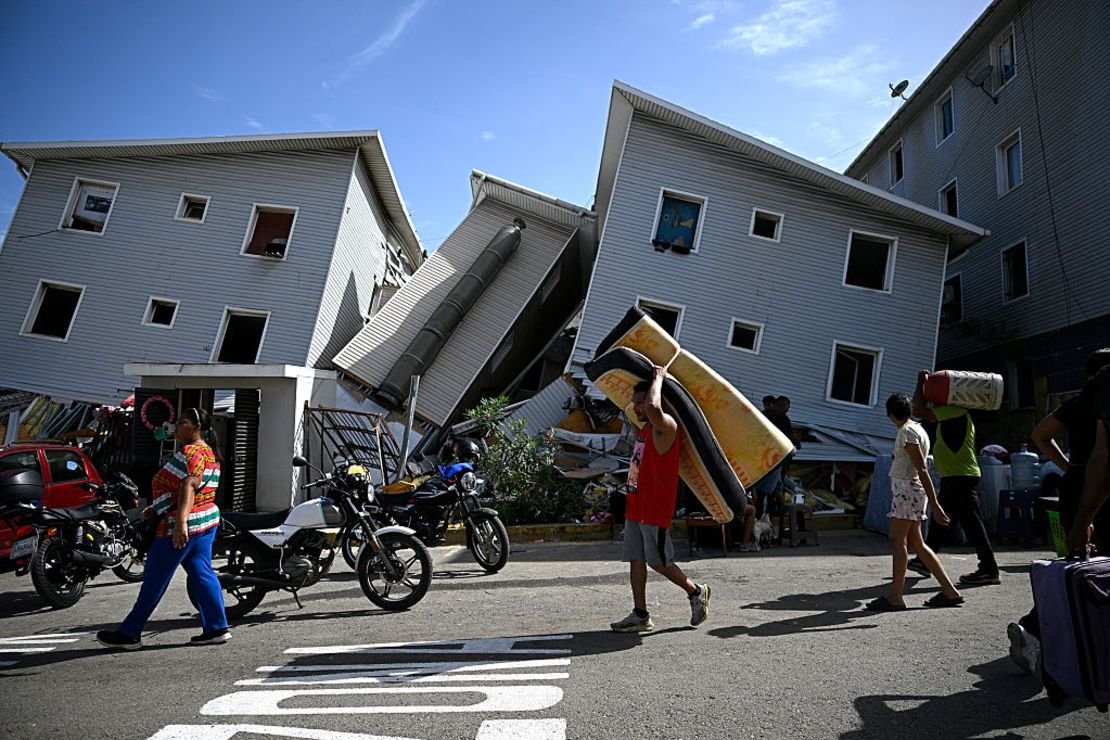 “Worst moment” for Venezuelans in the US: calls for the return of thermal power plants after increasing earthquakes 15 A man carries a mattress in front of damaged buildings in Catia la Mar, La Guaira, after the earthquakes that rocked Venezuela on June 25, 2026, as neighbors search for relatives in the rubble.