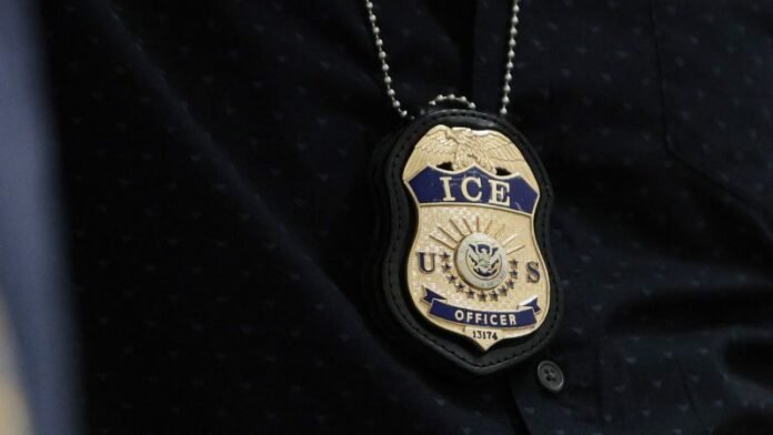Agentes de ICE detienen por error a un ciudadano estadounidense y lo dejan lesionado, según la policía